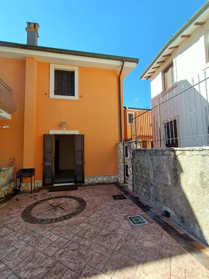 Casa Vacanze L'Agrifoglio Villa Castel Di Sangro Esterno foto